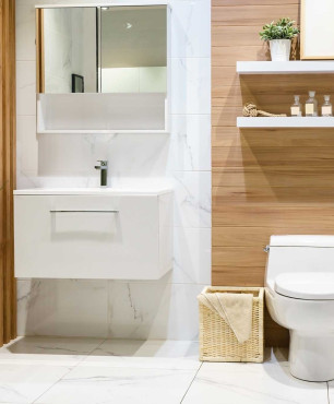 Badezimmer mit Holzwand
