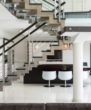 Modernes Wohnzimmer mit Designertreppe
