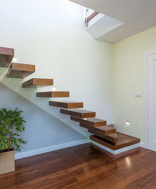 Korridor mit Treppe ohne Geländer