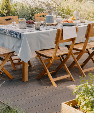 Gartentisch mit Holzstühlen