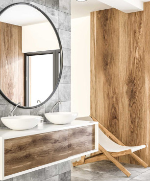 Modernes Badezimmer mit ovalem Spiegel