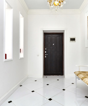 Weißer Korridor im Glamour-Stil