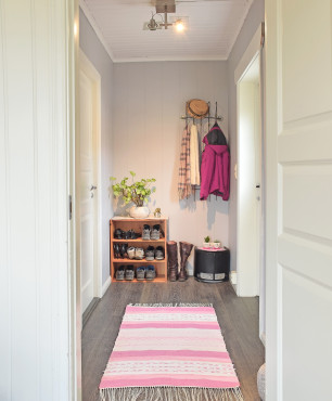 Kleiner Korridor mit rosa Teppich