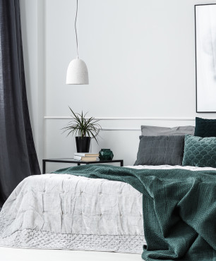Kleines Schlafzimmer mit grauen und grünen Accessoires