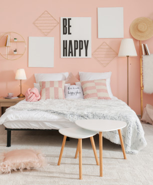 Kleines Schlafzimmer mit einer rosa-beigen Wand