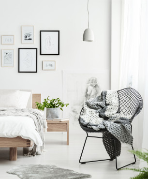 Weißes Schlafzimmer im skandinavischen Stil
