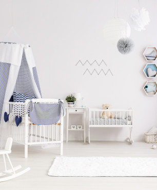 Zimmer für ein neugeborenes Baby im maritimen Stil