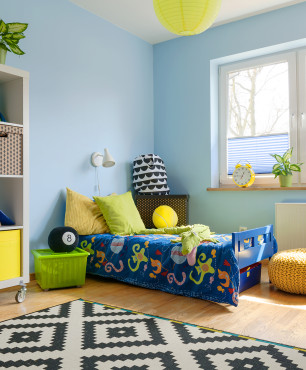 Zimmer für einen Jungen mit blauen Wänden