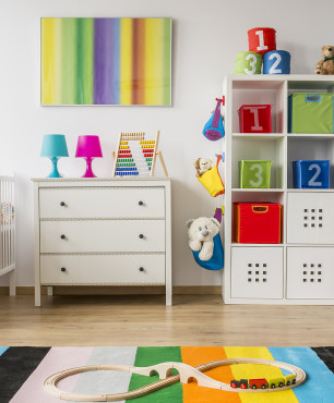 Ein farbenfrohes Zimmer für ein Neugeborenes
