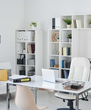 Ein modernes, helles Heimbüro