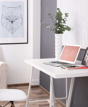 Ein moderner, heller Schreibtisch in einer Wohnung