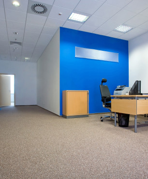 Büro mit blauer Wand