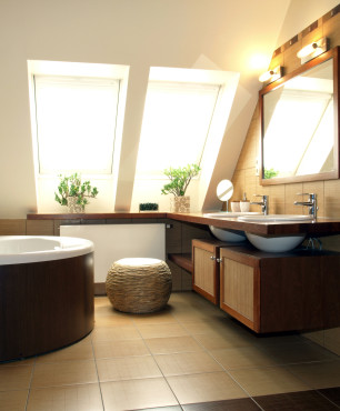 Loft-Badezimmer mit runder Badewanne