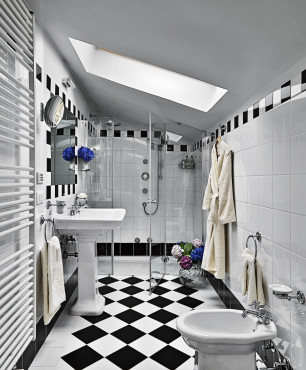 Schwarz-weißes Loft-Badezimmer
