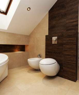 Elegantes Badezimmer in Braun- und Goldbeigetönen