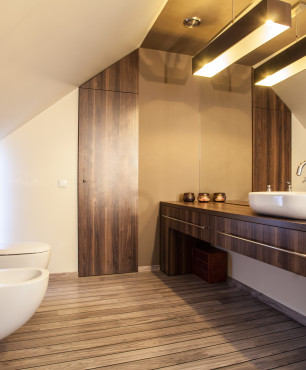 Klassisches Bad mit Holzelementen