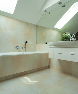 Modernes Badezimmer mit rechteckiger Badewanne