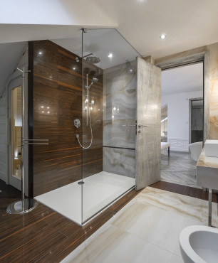 Badezimmer in grauem Marmor mit Holzelementen