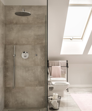 Badezimmer mit Duschkabine aus grauem Stein