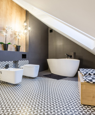 Loft-Badezimmer mit schwarz-weißem Mosaikboden