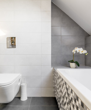 Badezimmer mit schwarzem, grauem und weißem Mosaik
