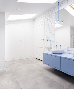 Weißes Badezimmer mit blauem Schrank