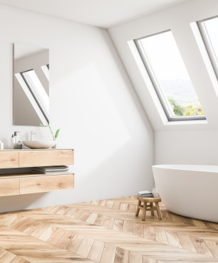 Weißes Badezimmer mit Holzboden