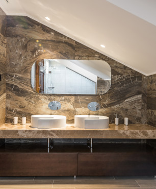 Elegantes Badezimmer mit braunem Marmor an den Wänden
