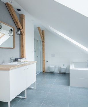 Weißes Badezimmer mit Holzelementen