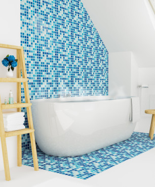 Weißes Badezimmer mit blauem Mosaik
