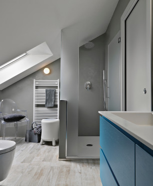 Graues Badezimmer mit blauem Schrank
