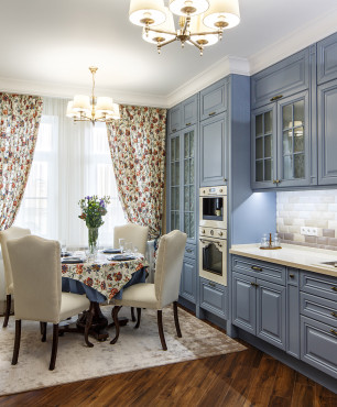 Küche mit blauen Möbeln