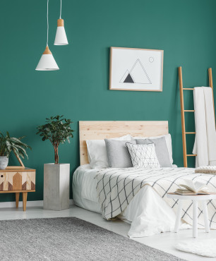Schlafzimmer mit einer grünen Wand