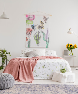 Helles Schlafzimmer mit Kolibri-Gemälde