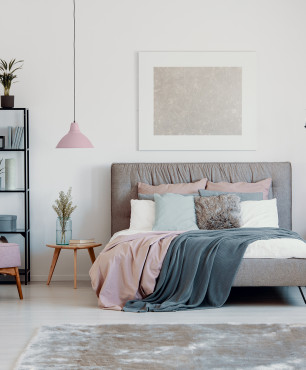 Schlafzimmer im skandinavischen Stil mit pastellfarbenen Accessoires