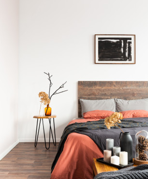 Schlafzimmer mit Holzbett und Gemälde