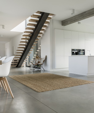 Moderne Wohnung im skandinavischen Stil mit Treppenhaus