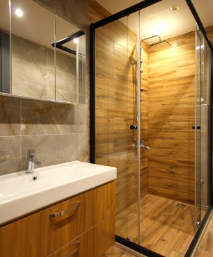 Dusche mit Holzimitation an der Wand