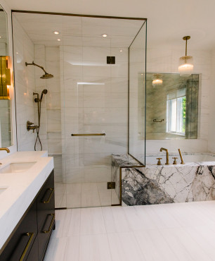 Badezimmer mit Designer-Duschkabine