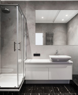 Badezimmer aus grauem Beton